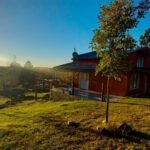 Despierta Rodeado de Naturaleza: Nuestras cabañas te ofrecen el confort moderno en medio de un entorno natural incomparable. Disfruta del aire puro y la tranquilidad que solo la montaña puede brindar.