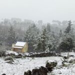 Cabaña Amarilla entre pinos y rocas nevadas en Villa Yacanto