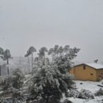 Cabaña Reyna Mora con la escalera y el jardín nevados, complejo Brisa Serrana