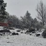 Cabaña Roja con su quincho vidriado rodeada de nieve en Villa Yacanto