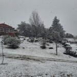 Vista de la Cabaña Roja en lo alto del predio nevado de Descanso del Champaquí