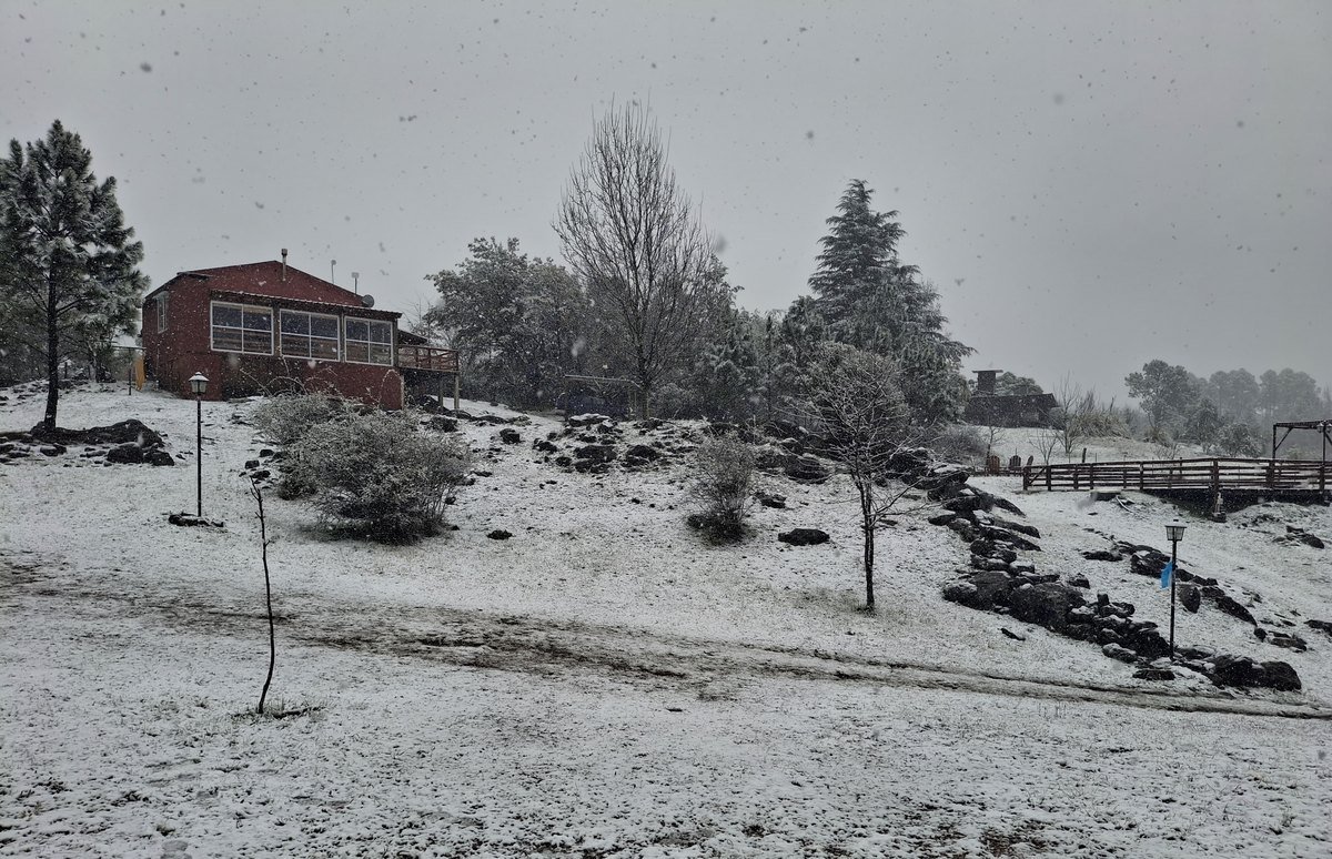 Vista de la Cabaña Roja en lo alto del predio nevado de Descanso del Champaquí