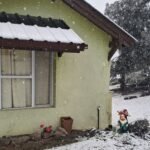 Exterior de la Cabaña Verde con nieve en el techo, complejo Descanso del Champaquí
