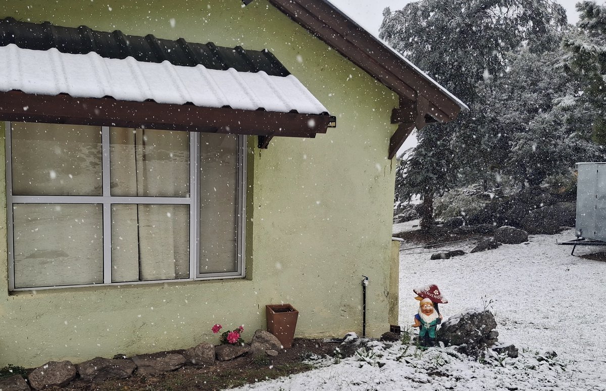 Exterior de la Cabaña Verde con nieve en el techo, complejo Descanso del Champaquí