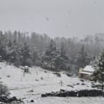 Predio con juegos y cabañas bajo la nieve en Descanso del Champaquí, Villa Yacanto