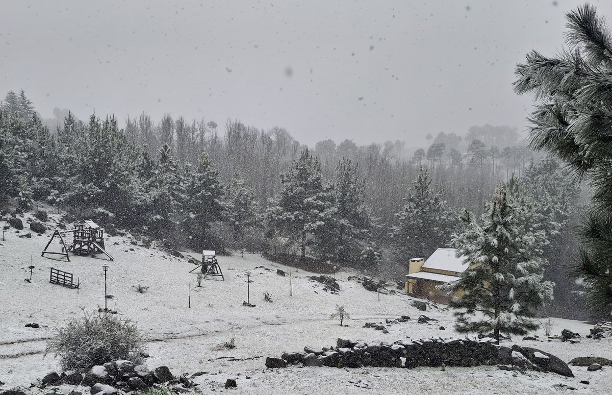 Predio con juegos y cabañas bajo la nieve en Descanso del Champaquí, Villa Yacanto