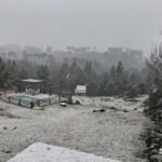 Vista del predio y la pileta nevados del complejo Descanso del Champaquí