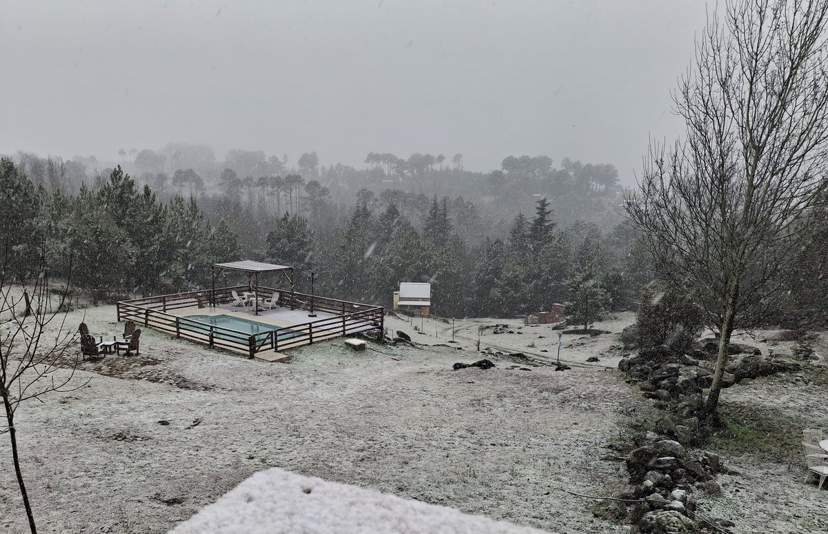 Vista del predio y la pileta nevados del complejo Descanso del Champaquí