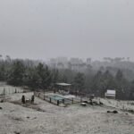 Pileta del complejo Descanso del Champaquí cubierta de nieve, vista desde la Cabaña Roja