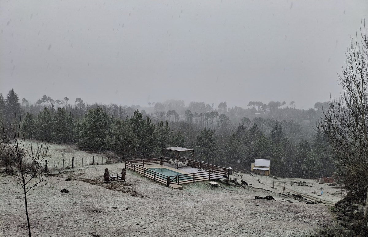 Pileta del complejo Descanso del Champaquí cubierta de nieve, vista desde la Cabaña Roja